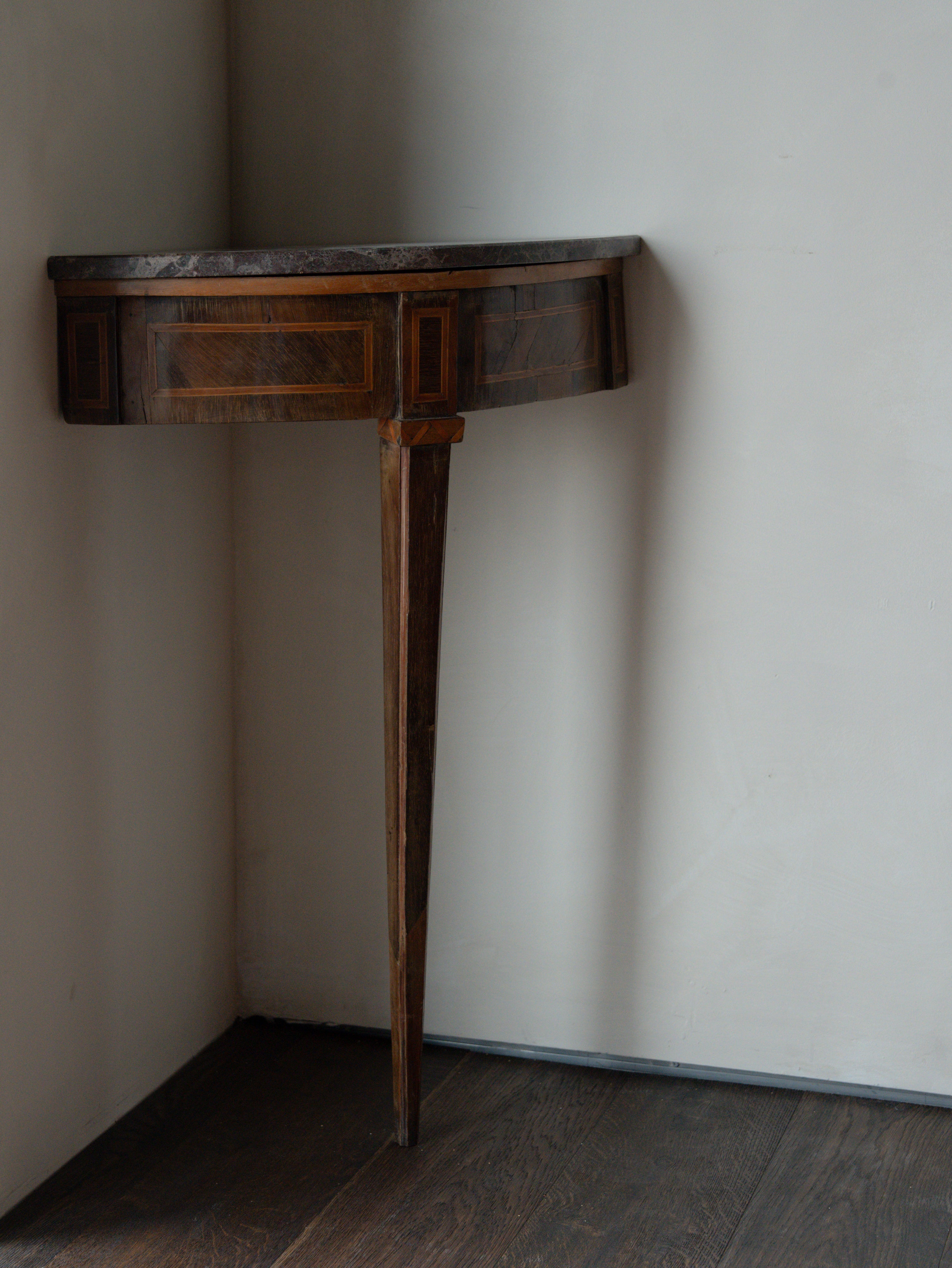 18th c Genoa Louis 17th style corner tables, Pair - Antik