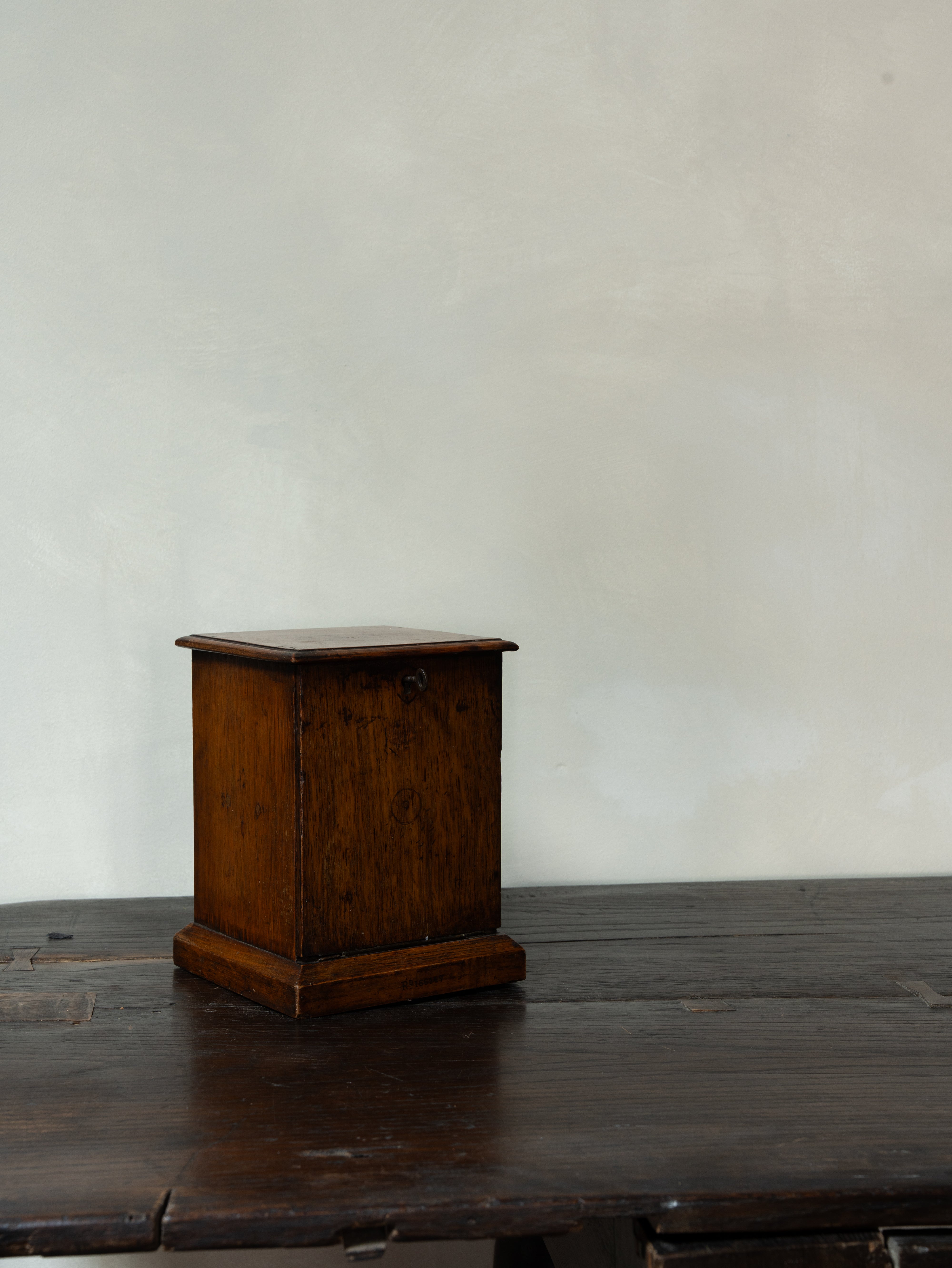 Early 19th-Century English Oak Tea Caddy with Key