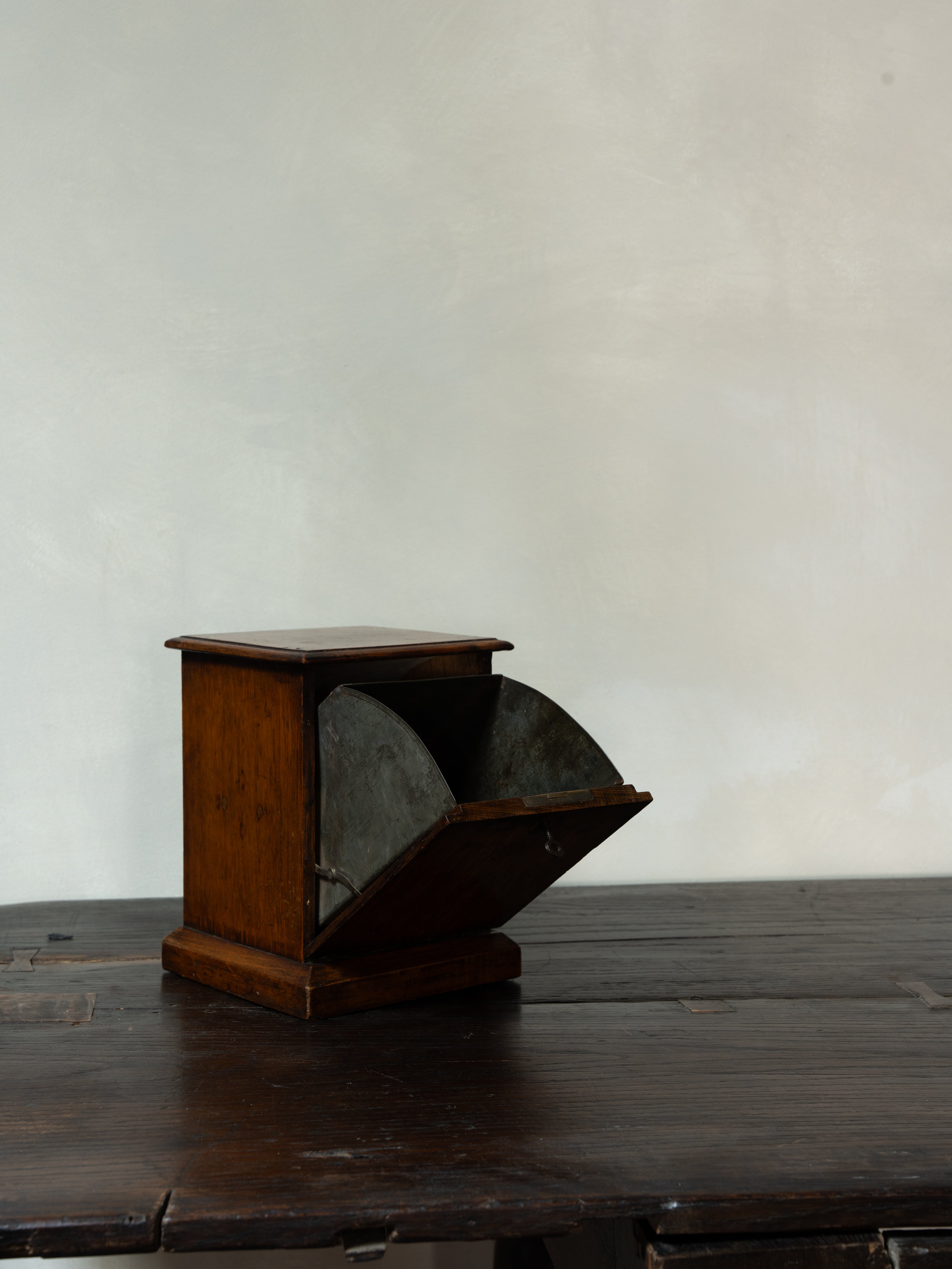 Early 19th-Century English Oak Tea Caddy with Key